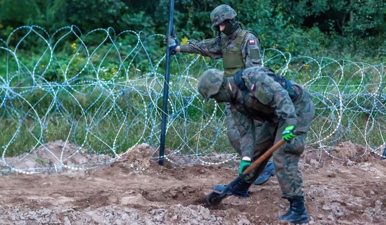 Poljska zbog vala migranata udvostručila broj vojnika na granici s Bjelorusijom