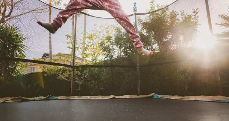 Par koji je kaznio osmogodišnje dijete skakanjem u trampolinu optužen za ubojstvo