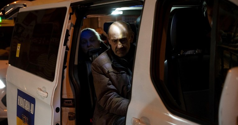 Par iz Bristola kupio minibus da mogu prevoziti ukrajinske izbjeglice u Britaniju