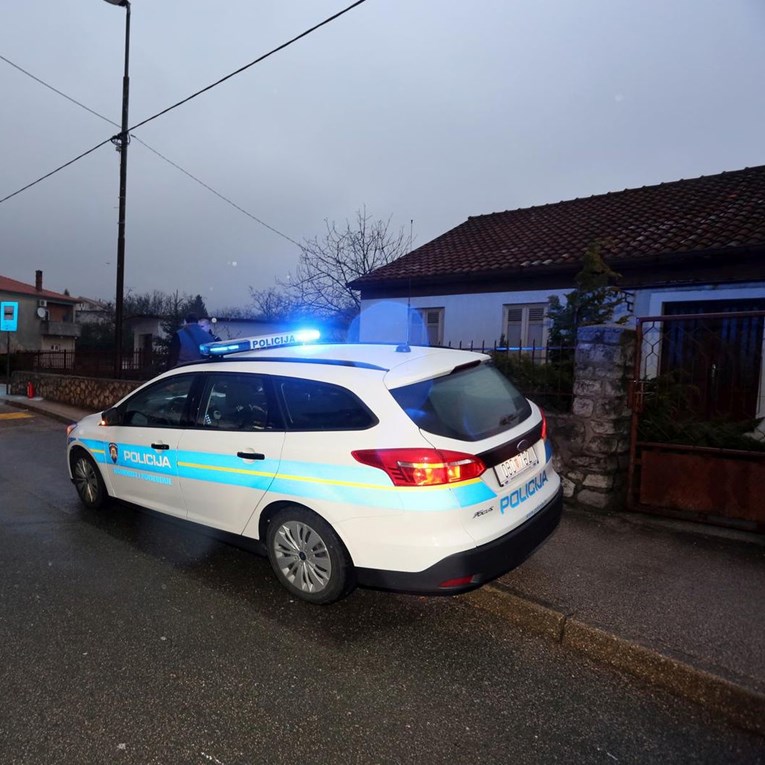 Muškarac nađen mrtav kod Rijeke, žena u bolnici. Policija: Stradali su od vatrenog oružja