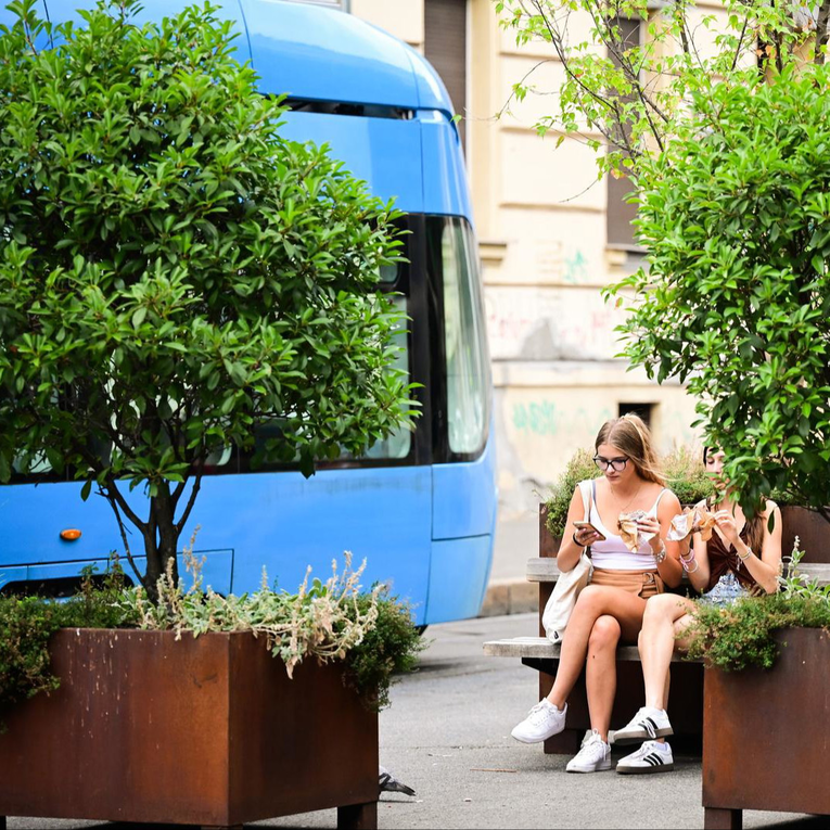 FOTO Zagrepčani chillaju na klupama nasred Draškovićeve