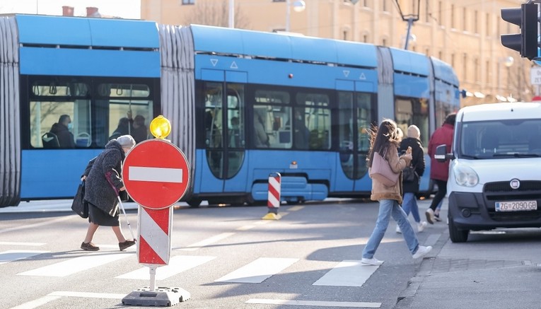 Tramvaj u Zagrebu udario radnika koji je kosio travu
