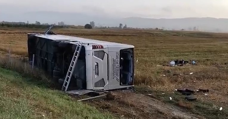 Prevrnuo se autobus u Srbiji. Jedna osoba poginula, mnogo je ozlijeđenih