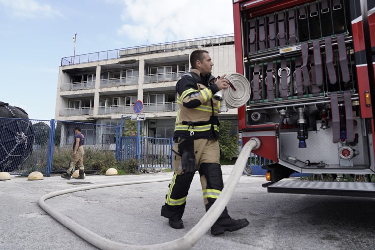 Izbio požar u zgradi Dalmacijavina u Splitu