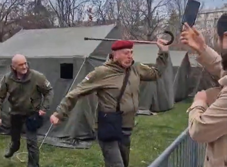 VIDEO Srpski ratni veteran štapom udara prosvjednika protiv Vučića: "Obrijat ćemo te"