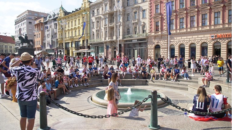 FOTO I VIDEO Pogledajte atmosferu na Trgu bana Jelačića prije utakmice sa Španjolskom