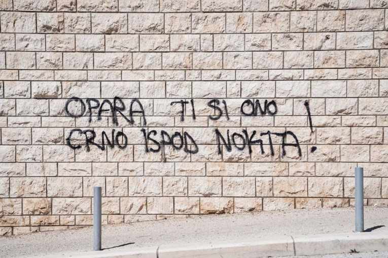 FOTO Na nekoliko splitskih lokacija osvanuli grafiti s uvredama upućenima Opari