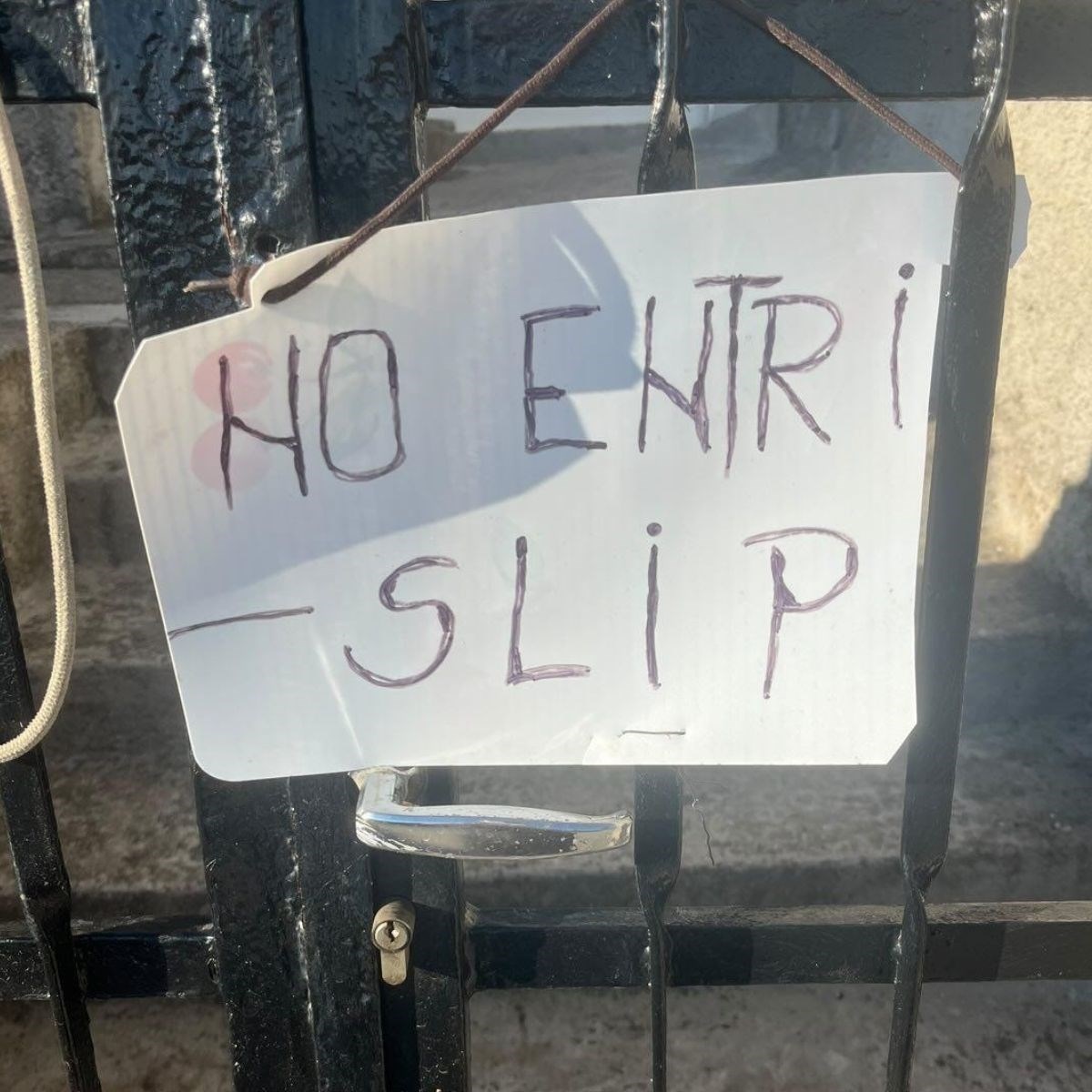 Natpis na ulaznim vratima u okolici Zadra nasmijao Fejs: "Lipo, čitko, razumljivo"