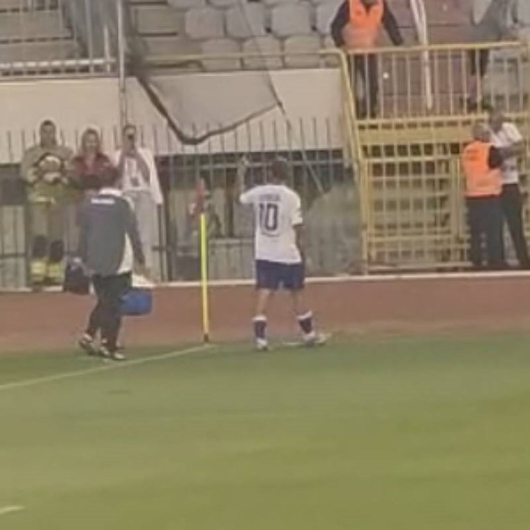 Livaja pokazao srednji prst Armadi