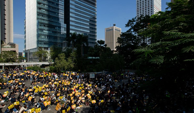 Uredski radnici u poslovnoj četvrti Hong Konga solidarno izašli na prosvjed