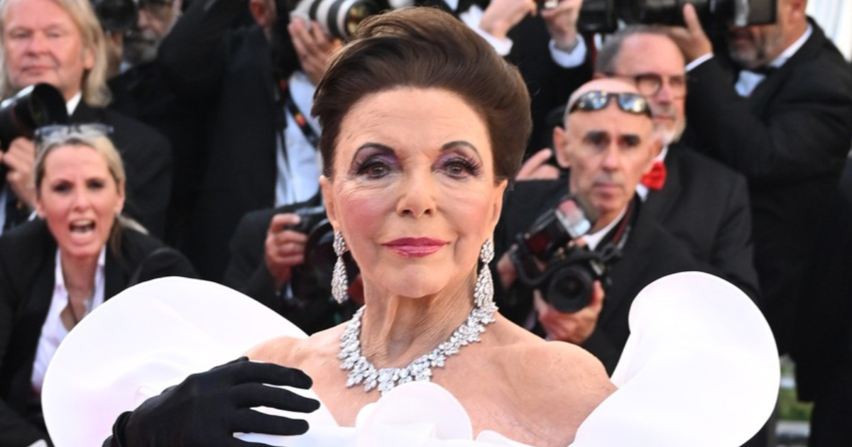 Joan Collins (92) na crvenom tepihu u Cannesu privukla poglede u bijeloj haljini