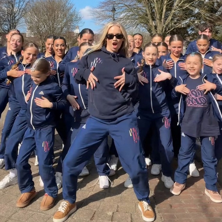 Članica grupe Pussycat Dolls kritizirana zbog izazovnog plesa s djecom