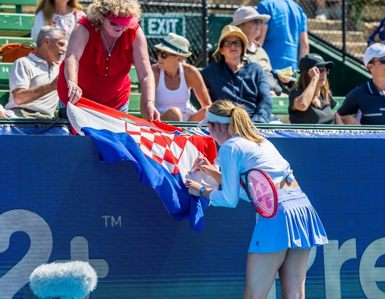 Skandal na meču Vekić. Hrvatskim navijačima oduzeta zastava, dresove okretali naopako
