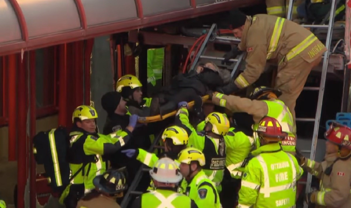 Autobus se zabio u stanicu u Ottawi. Troje ljudi poginulo, 14 se bori za život