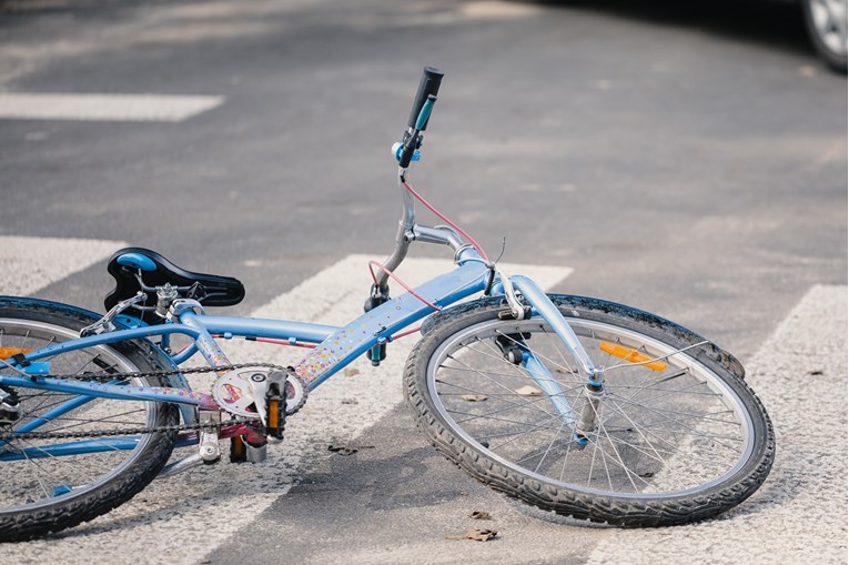 Pijan pao s bicikla dok se vraćao s biciklijade u Karlovcu, teško je ozlijeđen