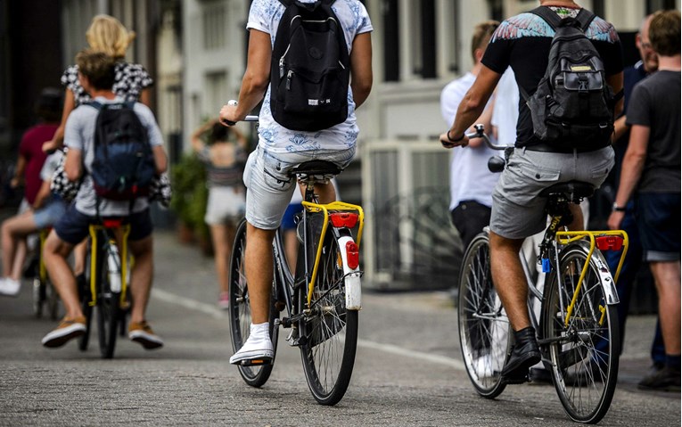 Nizozemska će zabraniti mobitele za vrijeme vožnje biciklom