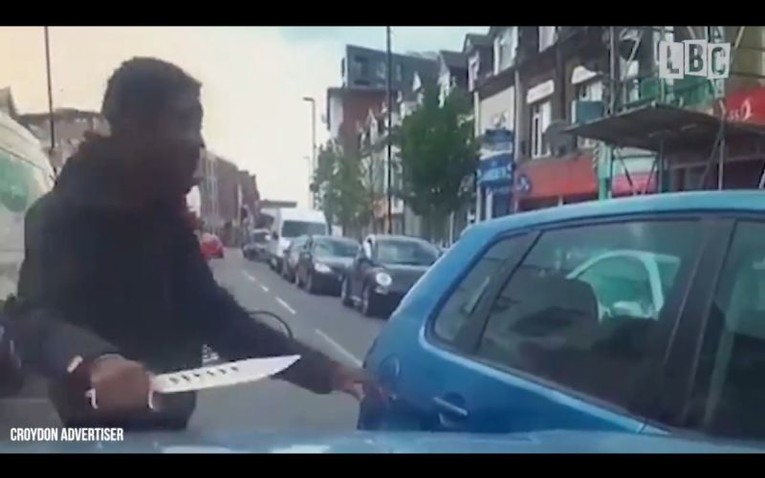 UZNEMIRUJUĆA SNIMKA Auto izletio ispred biciklista u Londonu, ovaj izvukao golemi nož