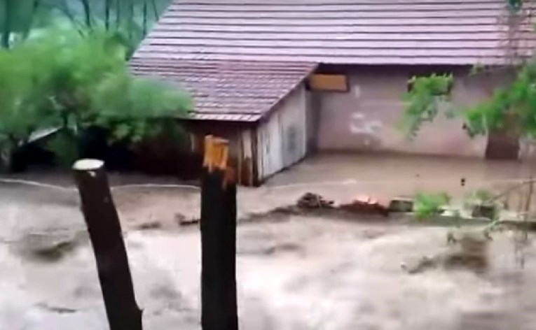 Sjever BiH pogodile poplave, ugrožene stotine kuća