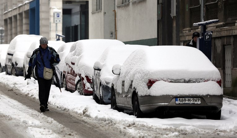 Snijeg blokirao izlaz iz Mostara, zabranjen promet na više cesta u BiH