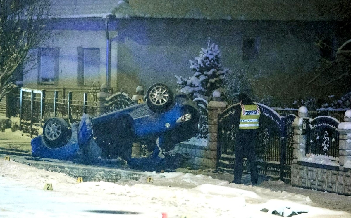 Tinejdžerica poginula kod Osijeka, još troje ozlijeđenih. Auto završio na krovu