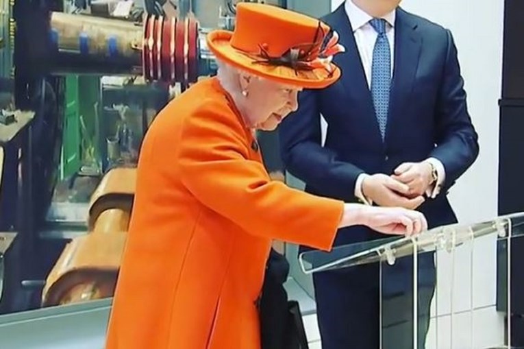 Kraljica objavila svoj prvi post na Instagramu tijekom posjeta Muzeju znanosti