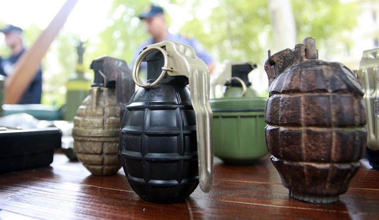 Žena u Petrinji pospremala tavan i pronašla 7 bombi i hrpu streljiva