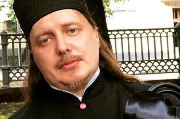 Gucci pop: Svećenik na Instagramu objavljivao fotke u luksuznoj odjeći