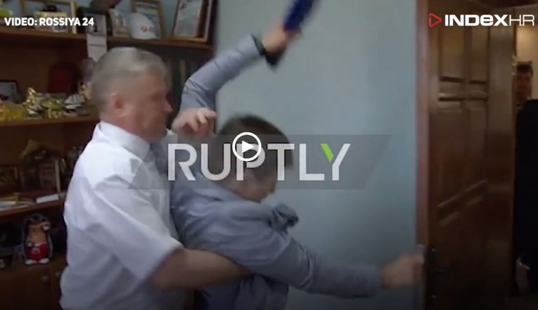 VIDEO Ruski lokalni čelnik napao novinara: "Ti prljavi, mali štakore"
