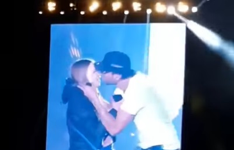 VIDEO Enrique Iglesias strastveno poljubio obožavateljicu na koncertu