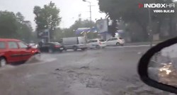 VIDEO Olujno nevrijeme pogodilo Beograd, automobili plutaju ulicom