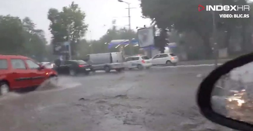 VIDEO Olujno nevrijeme pogodilo Beograd, automobili plutaju ulicom