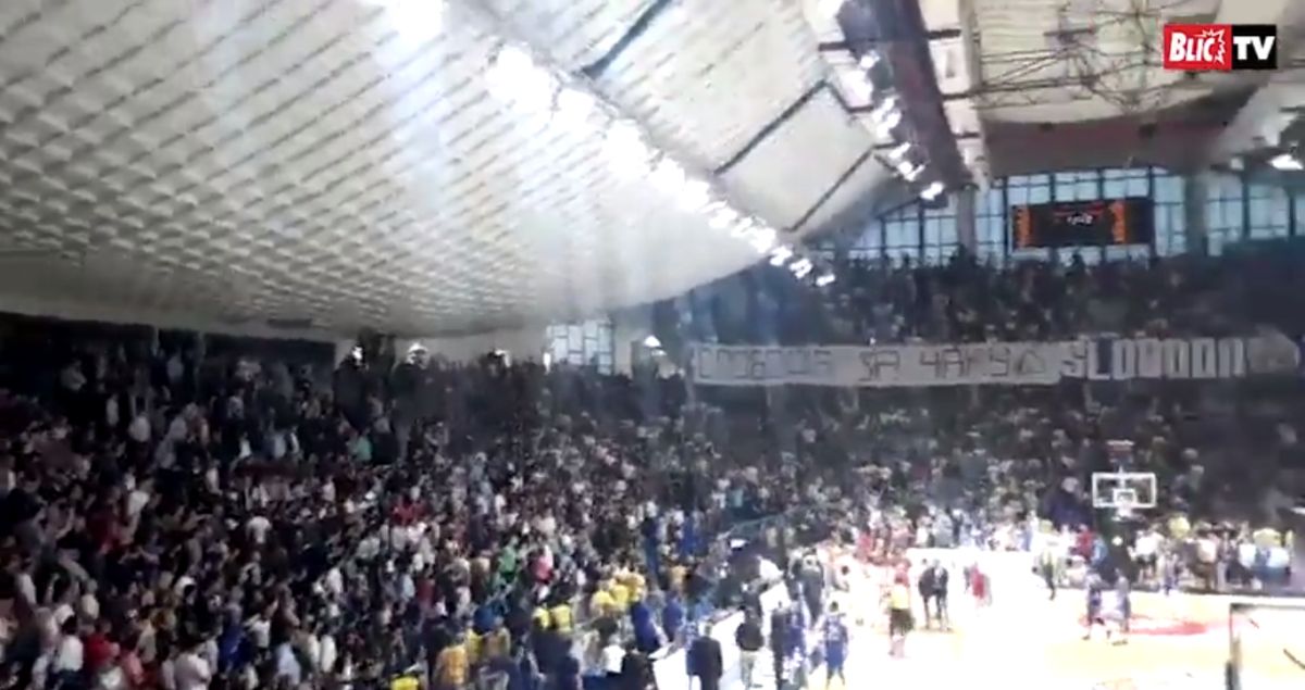 VIDEO Navijači Budućnosti se potukli i vrijeđali igrače Zvezde