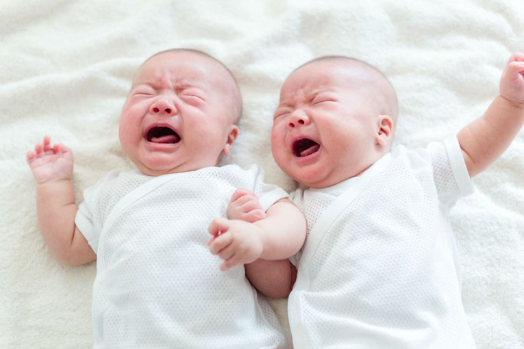 Video blizanaca koji se međusobno tješe odmah po rođenju rastopit će vam srca