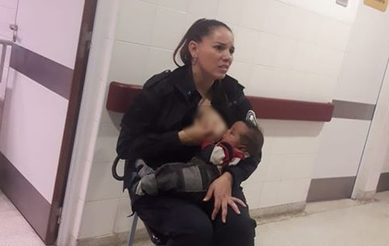 Policajka podojila gladnu bebu koja je u bolnicu stigla prljava i neuhranjena