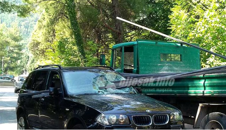 Strašna nesreća u Mostaru, šipke s kamiona skoro ubile mamu i dijete