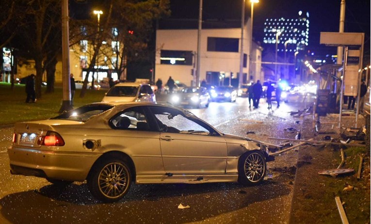 BMW-om se zabio u tramvajsku stanicu u Zagrebu i potpuno je uništio