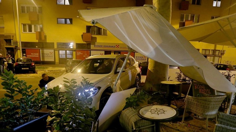 BMW-om se zaletio u terasu kafića u Zagrebu