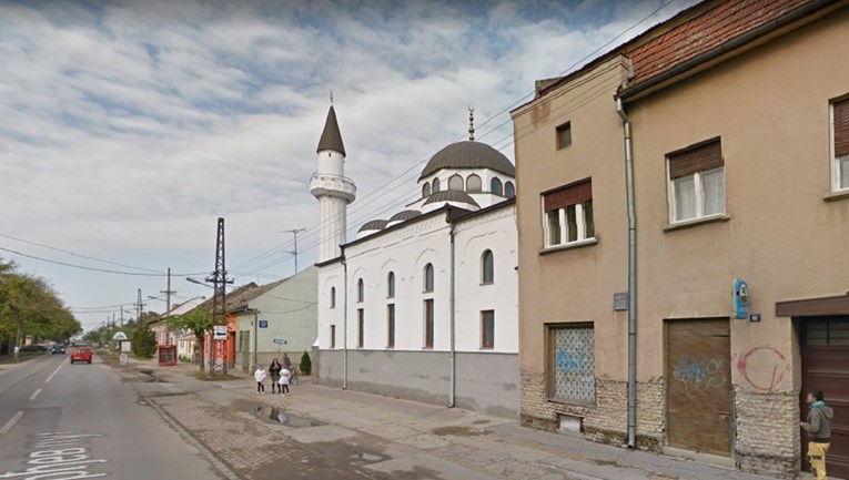 Na izlozima u Srbiji naljepnice s precrtanim džamijama