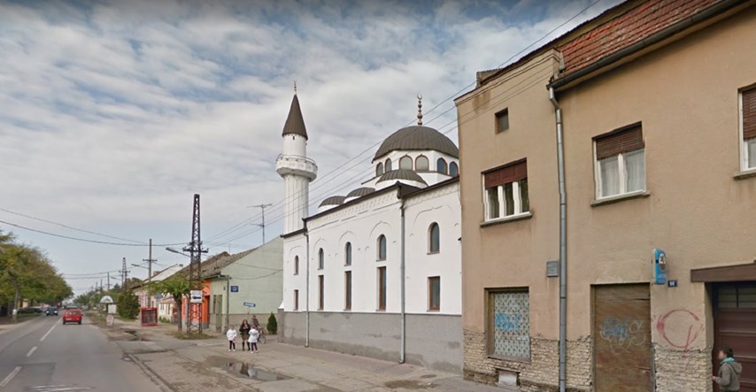 Na izlozima u Srbiji naljepnice s precrtanim džamijama