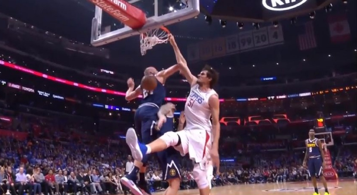Srpski div zakucavanjem iskrivio obruč i prekinuo NBA premijeru u LA-u