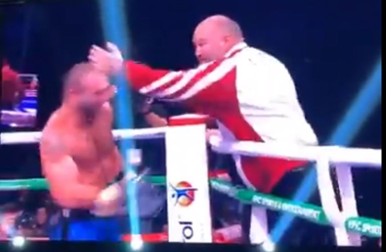 VIDEO Boksač napao svog trenera nakon borbe, a ovaj mu uzvratio