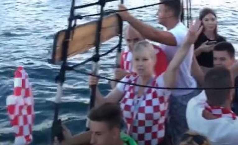 Mladenova Brankica rasplesala se na jedrenjaku koji dovozi nogometaše