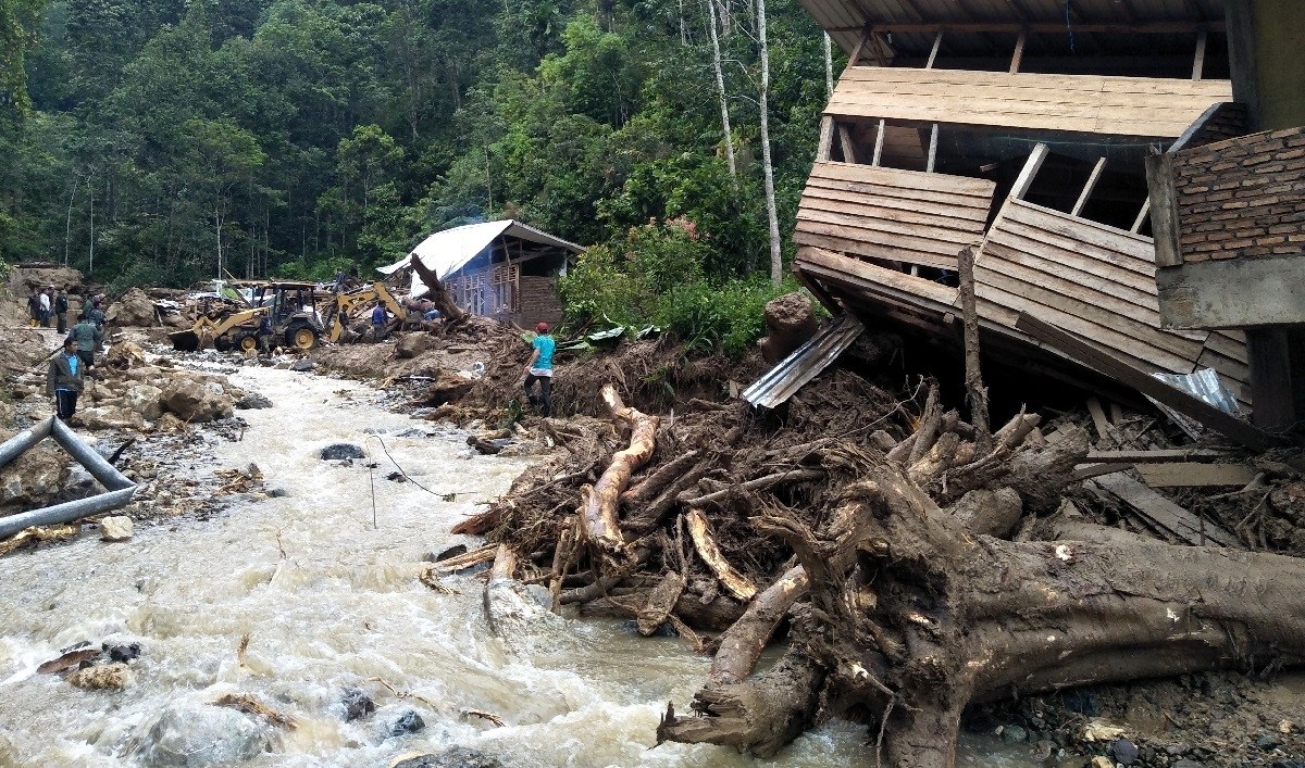 U Indoneziji pukla brana, poginulo najmanje 30 ljudi