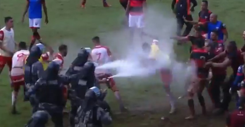 VIDEO Policija suzavcem raspalila po nogometašima