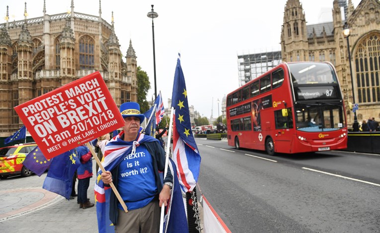 Tri milijuna Britanaca potpisala peticiju za odustajanje od Brexita