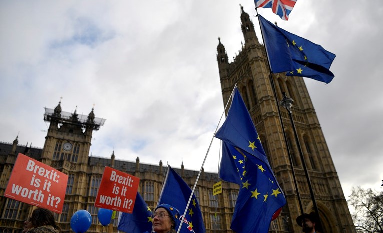 Britanski parlament danas glasa o Brexitu. Čeka li May teški poraz?