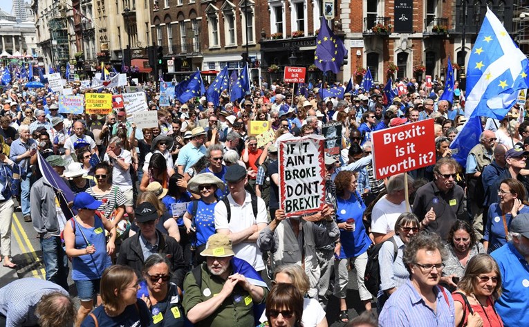 Deseci tisuća ljudi prosvjedovali protiv Brexita u Londonu