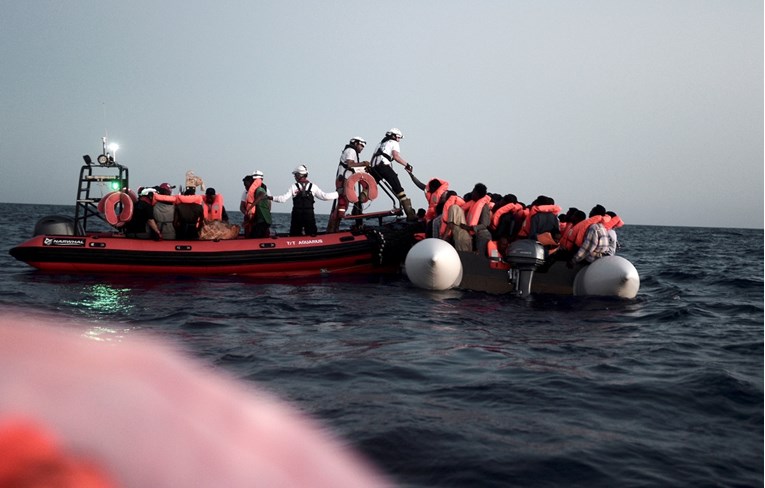 Italija i Francuska se svađaju dok brod s migrantima pluta na Mediteranu