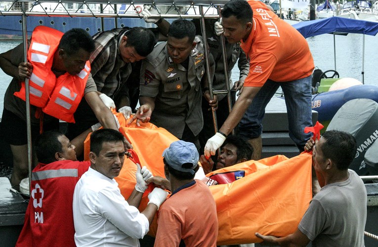 Prevrnuo se brod u Indoneziji, jedna osoba poginula, deseci nestalih