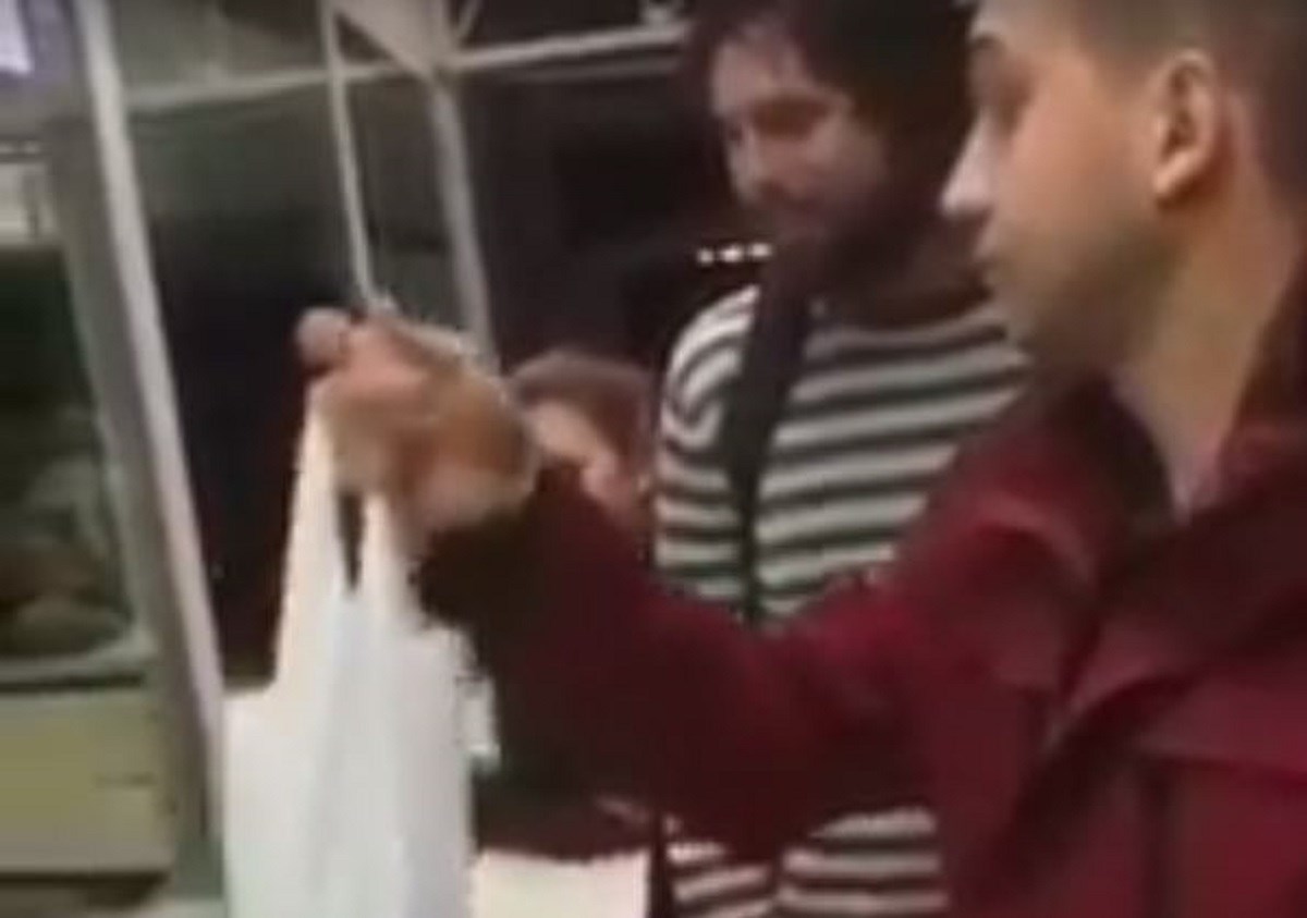 Snimka iz Srbije je hit: Pauk mu odnio auto, došao platiti vrećicom kovanica